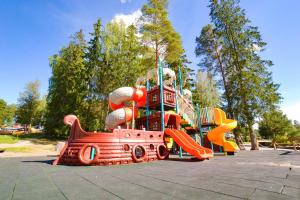un parque infantil con un tobogán pirata en un parque en Årjäng Camping & Stugor Sommarvik, en Årjäng