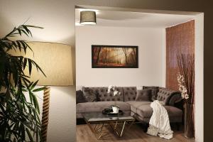 un soggiorno con un divano e un tavolo di Private Spa LUX with Whirlpool and Sauna in Zurich a Zurigo