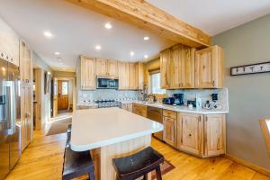 een keuken met houten kasten en een wit aanrecht bij American Way Chalet in Breckenridge