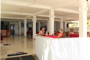 un gruppo di persone seduti al bar di Paradise Beach Resort & Diving school a Mirissa