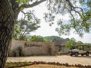 ein Jeep, der vor einem Nisan-Schild parkt in der Unterkunft Nkomazi Game Reserve by NEWMARK in Badplaas