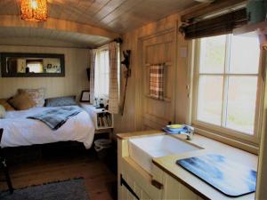 Glamping on the Hill客房内的一张或多张床位
