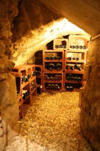 una bodega con botellas de vino en una cueva en Le Parvis, en Chartres