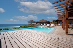 een zwembad op het terras van een villa bij Aloha 18 in Ponta Mamoli