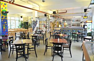 un ristorante con tavoli e sedie in una stanza di Hotel Transit Loft a Berlino Altre 39 foto