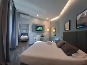 una camera con un grande letto bianco di B&B Home 77 a Roma