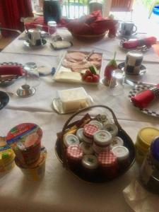 een tafel met een bord eten erop bij Bed & Breakfast Wunstorf in Wunstorf