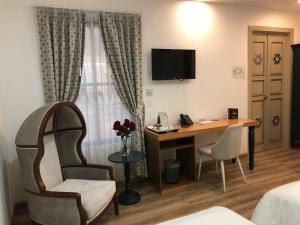TV a/nebo společenská místnost v ubytování Adamas House Hotel Boutique