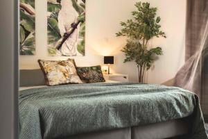 1 dormitorio con 1 cama con manta verde en Casa Maria en Lithakia