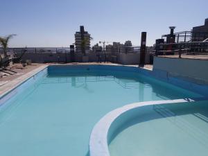 una gran piscina en la parte superior de un edificio en Miralejos departamento suite premium en Villa Carlos Paz