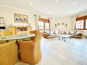 Posezení v ubytování Villa Leonore stunning 2bedroom villa with air-conditioning & private swimming pool