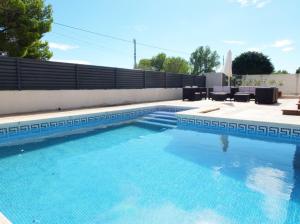ラメトリャ・デ・マールにあるVilla Anabella with sea & mountain views air-conditioning & private swimming poolの庭の青い水のスイミングプール