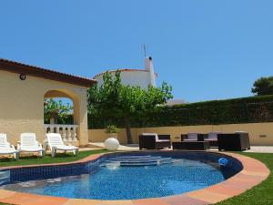 ラメトリャ・デ・マールにあるVilla Esperanza 4bedroom villa with air-conditioning & private swimming poolのラウンジチェア付きのスイミングプール、家