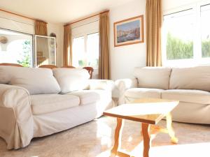 Posedenie v ubytovaní Villa Nerea with air conditioning & private swimming pool only 400m to the beach ideal for families