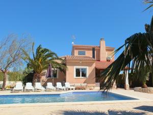 Bazén v ubytovaní Villa Nerea with air conditioning & private swimming pool only 400m to the beach ideal for families alebo v jeho blízkosti