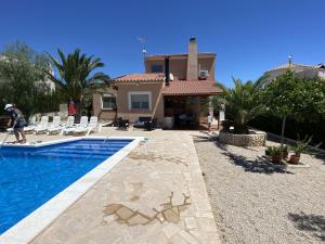 Bazén v ubytování Villa Nerea with air conditioning & private swimming pool only 400m to the beach ideal for families nebo v jeho okolí