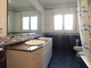 Kúpeľňa v ubytovaní Villa Nerea with air conditioning & private swimming pool only 400m to the beach ideal for families