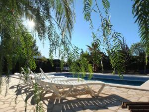 Bazén v ubytovaní Villa Nerea with air conditioning & private swimming pool only 400m to the beach ideal for families alebo v jeho blízkosti