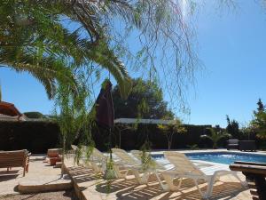 Bazén v ubytovaní Villa Nerea with air conditioning & private swimming pool only 400m to the beach ideal for families alebo v jeho blízkosti