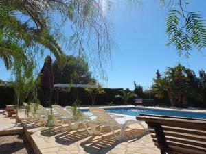 Bazén v ubytovaní Villa Nerea with air conditioning & private swimming pool only 400m to the beach ideal for families alebo v jeho blízkosti