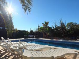 Bazén v ubytovaní Villa Nerea with air conditioning & private swimming pool only 400m to the beach ideal for families alebo v jeho blízkosti