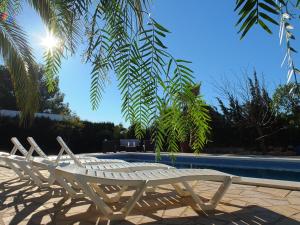 Bazén v ubytovaní Villa Nerea with air conditioning & private swimming pool only 400m to the beach ideal for families alebo v jeho blízkosti