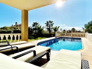 ラメトリャ・デ・マールにあるVilla Montserrat 4bedroom with sea and mountain views & air-conditioning & private swimming poolのスイミングプール(長椅子付)、