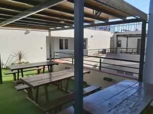 un patio con mesas de picnic y una cancha de baloncesto en Miralejos departamento suite premium en Villa Carlos Paz