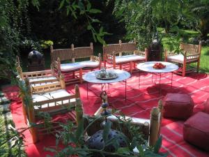奧特朗托的住宿－Tenuta Belvedere，庭院里一组长椅和桌子