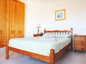 - une chambre avec un lit en bois et des serviettes dans l'établissement Villa Oasis 4bedroom villa with air-conditioning & large private swimming pool, à L'Ametlla de Mar