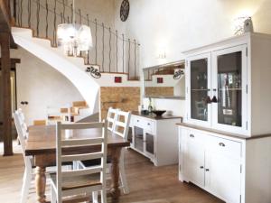 una cocina con mesa y sillas y una escalera en Villa Tranquila a charming 4bedroom villa with air-conditioning & private swimming pool, en L'Ametlla de Mar
