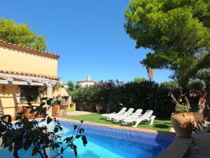 ラメトリャ・デ・マールにあるVilla Tranquila a charming 4bedroom villa with air-conditioning & private swimming poolのラウンジチェア付きのスイミングプールが隣接しています。