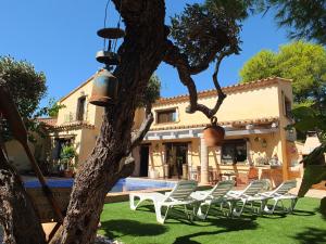 ラメトリャ・デ・マールにあるVilla Tranquila a charming 4bedroom villa with air-conditioning & private swimming poolの家前の椅子