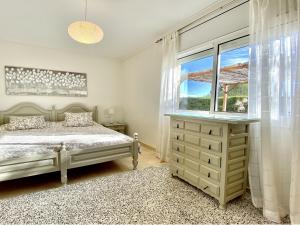 Posteľ alebo postele v izbe v ubytovaní Villa Martina 4 bedroom villa with air conditioning & private swimming pool ideal for families