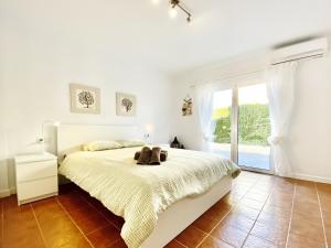 Posteľ alebo postele v izbe v ubytovaní Villa Martina 4 bedroom villa with air conditioning & private swimming pool ideal for families