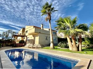 Bazén v ubytovaní Villa Martina 4 bedroom villa with air conditioning & private swimming pool ideal for families alebo v jeho blízkosti