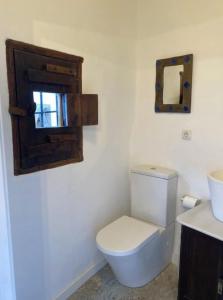 Astarte House 6 pax up في غاليرا: حمام مع مرحاض ومرآة