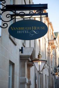 um sinal para um hotel de vannaugh pendurado num edifício em Vanbrugh House Hotel em Oxford