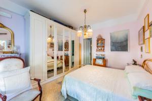 a bedroom with a bed and a mirror at Casa Amena in Minori