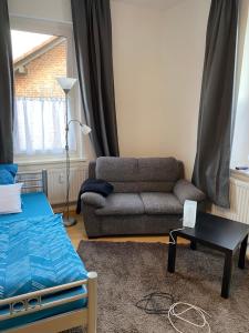 uma sala de estar com uma cama e um sofá em WG Zimmer 108 em Holzminden