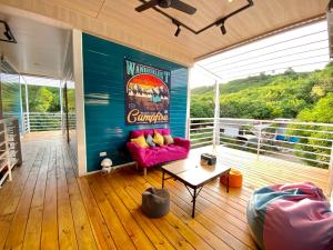 Shang-fu-ts'un的住宿－放風Chill，一个带紫色沙发的甲板客厅