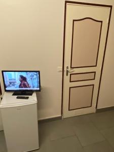 eine Tür mit einem Fernseher auf einer Theke daneben in der Unterkunft la chambre de Jade in Hirson