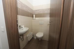 A bathroom at Ádám Guesthouse I.
