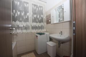 A bathroom at Ádám Guesthouse I.