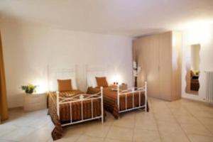 A bed or beds in a room at TREMEZZO RESIDENCE 5-1 of 11 apartments in an exclusive residence by Italian Apartments