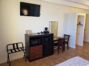 A television and/or entertainment centre at Oceanfront Inn and Suites - Ormond