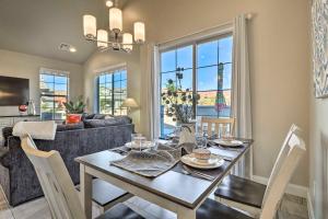 Et tv og/eller underholdning på Washington Townhome with Patio and Resort Perks!