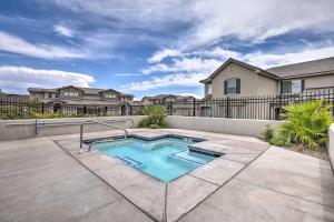 Swimmingpoolen hos eller tæt på Washington Townhome with Patio and Resort Perks!