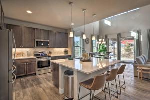 Dapur atau dapur kecil di Ski and Hike Home with Hot Tub and Gas Grill in Granby