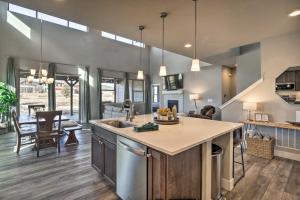 Dapur atau dapur kecil di Ski and Hike Home with Hot Tub and Gas Grill in Granby